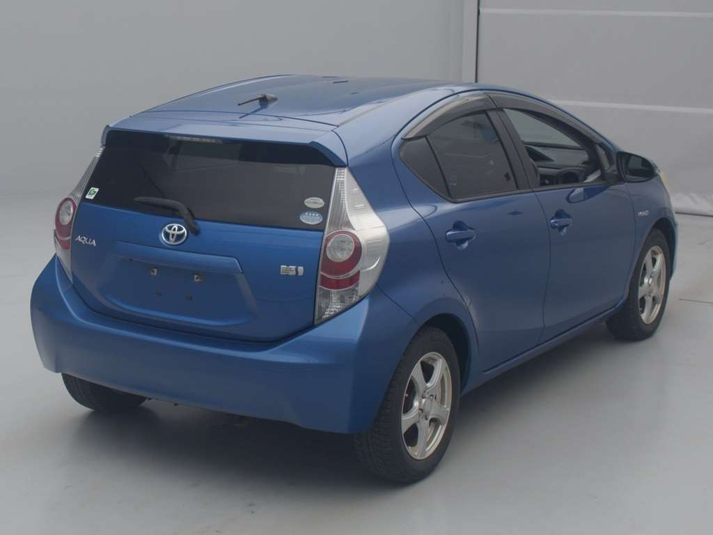 2012 Toyota Aqua NHP10[1]