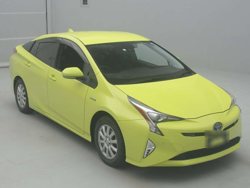 2016 Toyota Prius ZVW55[2]