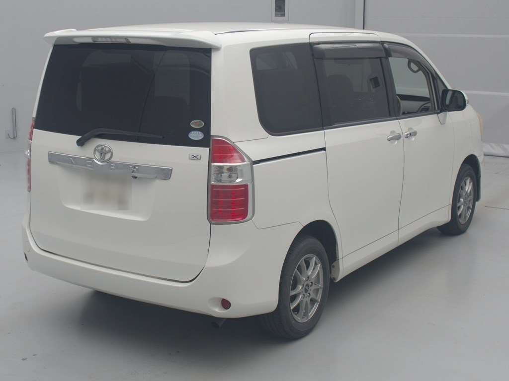 2009 Toyota Noah ZRR70G[1]