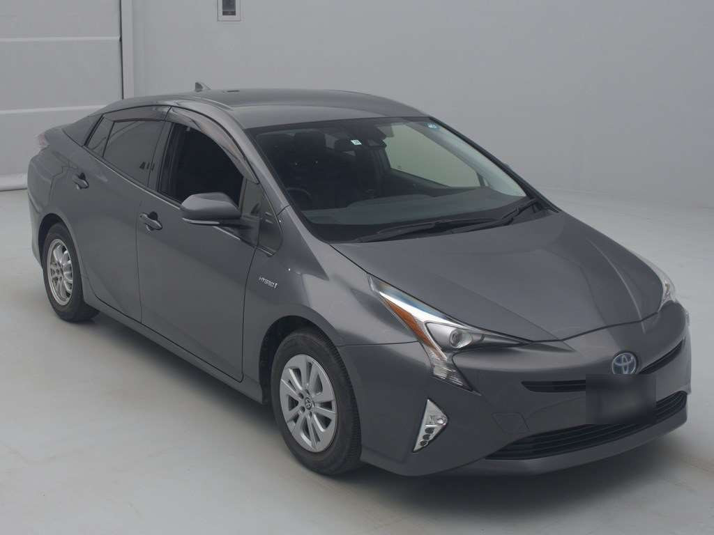 2017 Toyota Prius ZVW50[2]