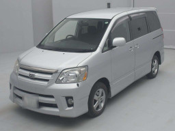 2005 Toyota Noah