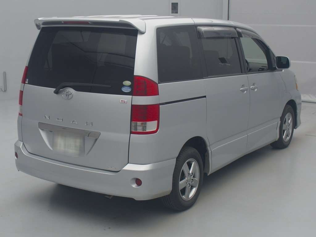 2005 Toyota Noah AZR65G[1]