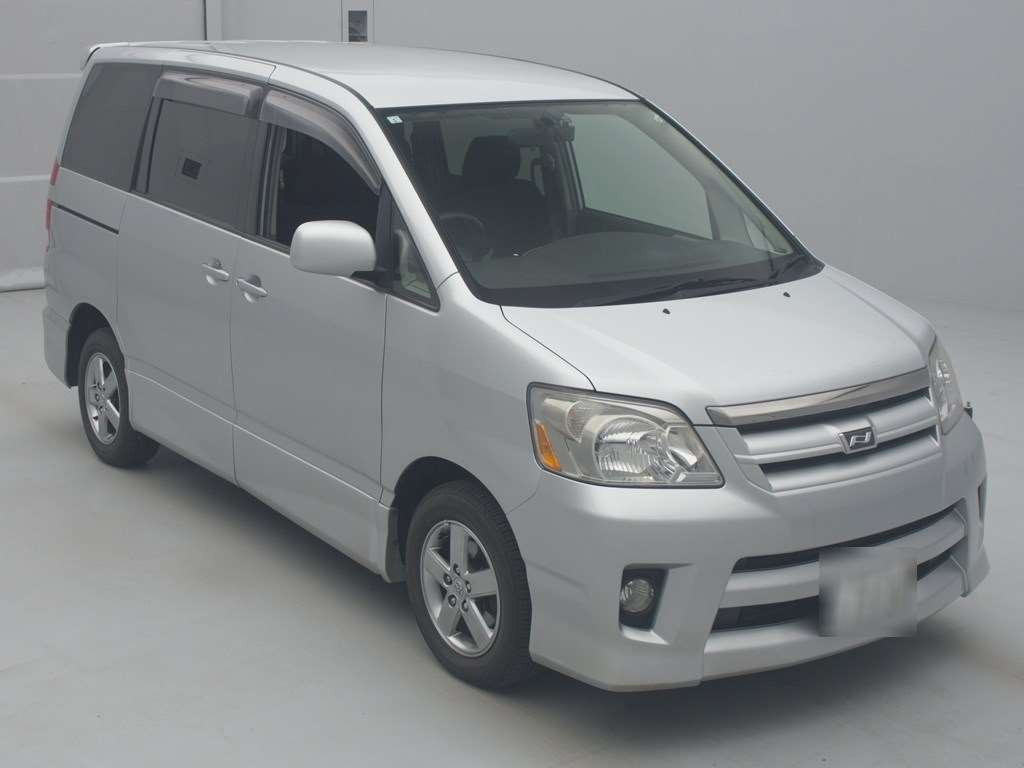 2005 Toyota Noah AZR65G[2]