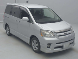 2005 Toyota Noah