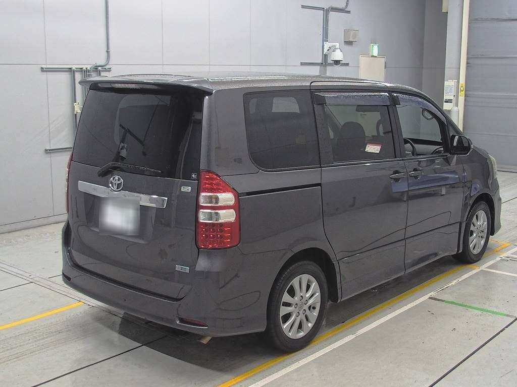 2011 Toyota Noah ZRR70W[1]