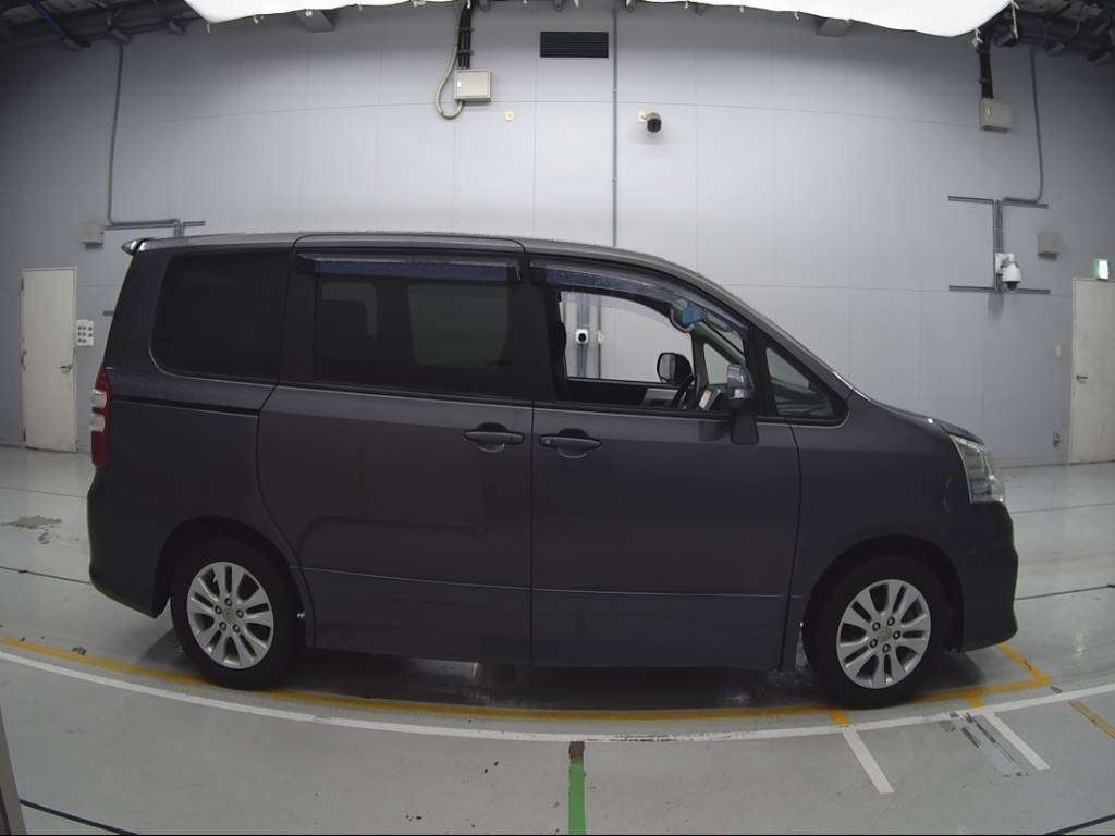 2011 Toyota Noah ZRR70W[2]