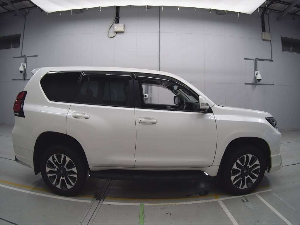 2022 Toyota Land Cruiser Prado TRJ150W[2]