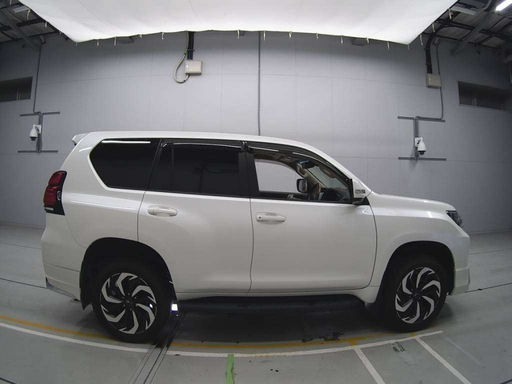 2021 Toyota Land Cruiser Prado TRJ150W[2]