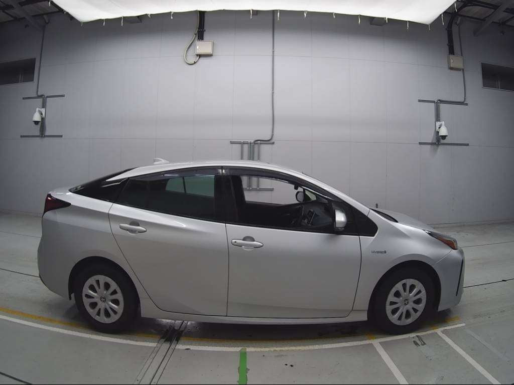 2019 Toyota Prius ZVW51[2]