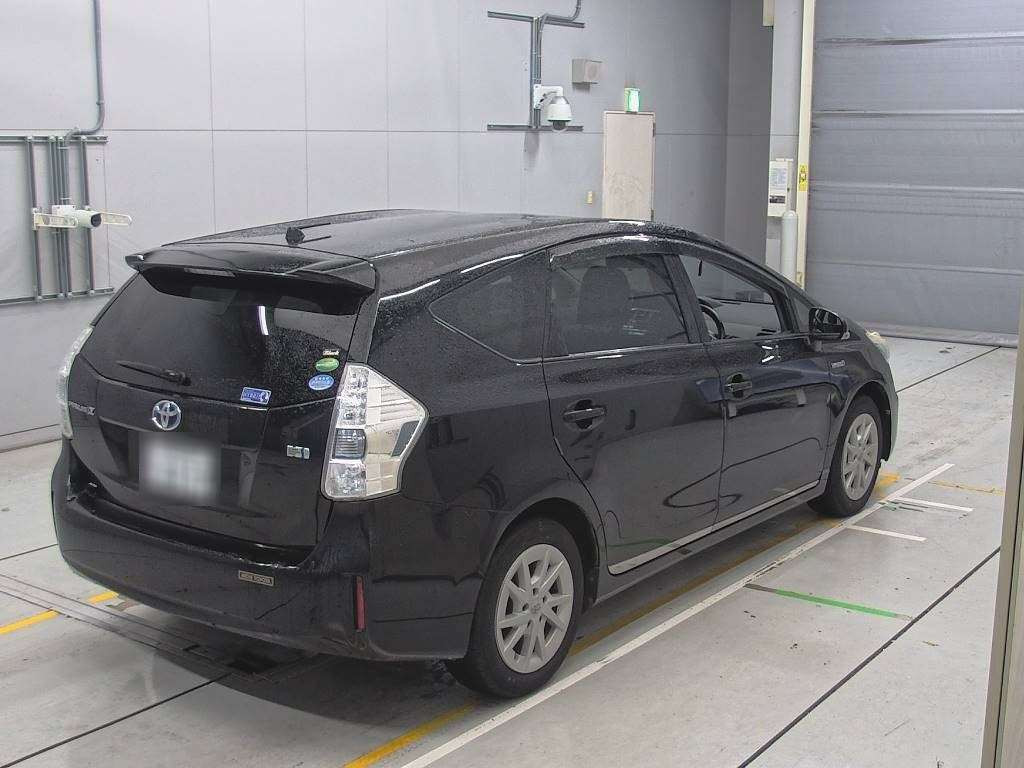 2013 Toyota Prius alpha ZVW40W[1]