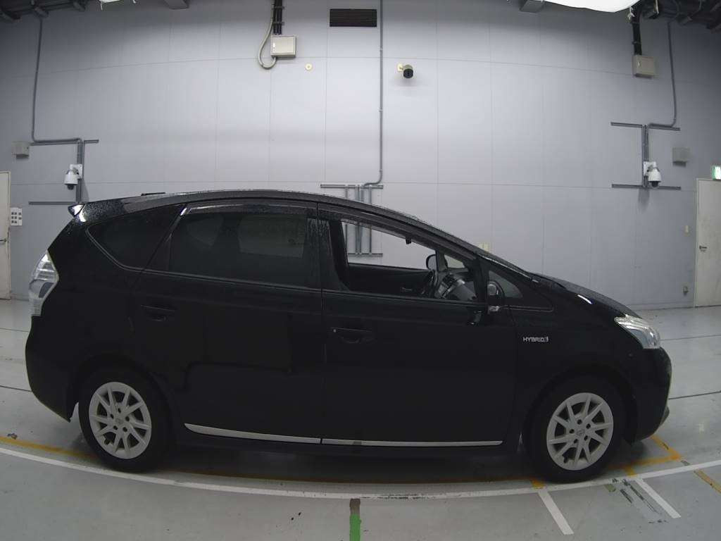 2013 Toyota Prius alpha ZVW40W[2]