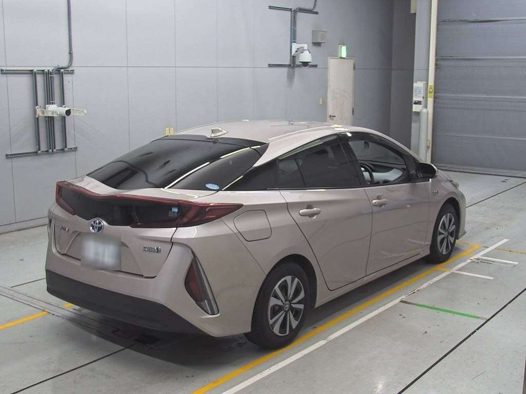 2017 Toyota Prius PHV ZVW52[1]