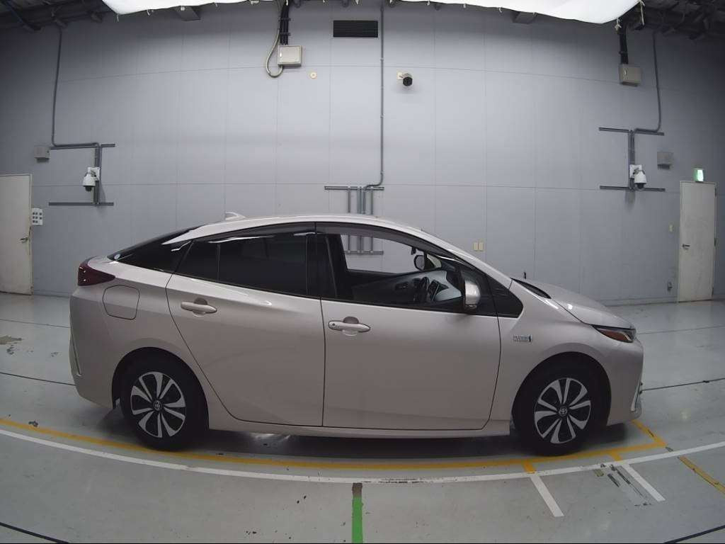 2017 Toyota Prius PHV ZVW52[2]