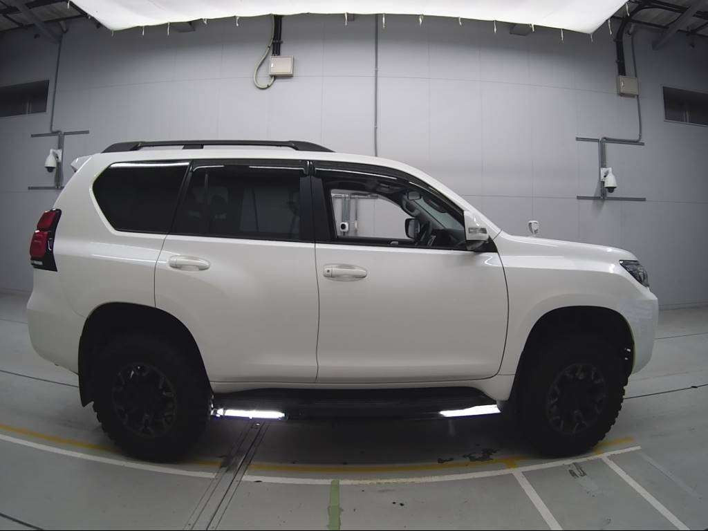 2023 Toyota Land Cruiser Prado TRJ150W[2]