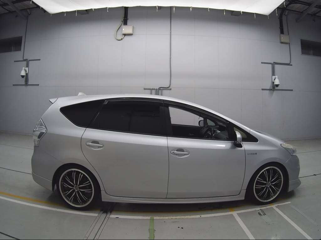 2012 Toyota Prius alpha ZVW41W[2]