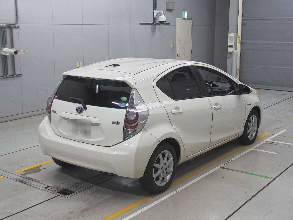 2013 Toyota Aqua NHP10[1]