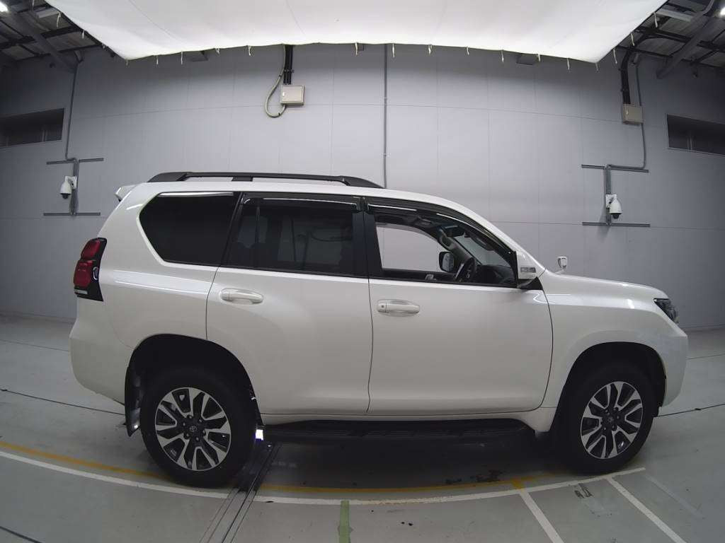 2021 Toyota Land Cruiser Prado TRJ150W[2]