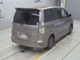 2005 Toyota Voxy