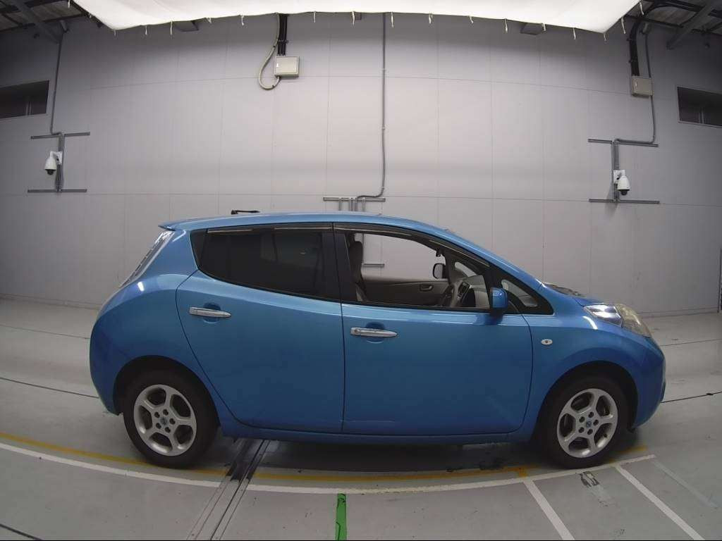 2011 Nissan Leaf ZE0[2]