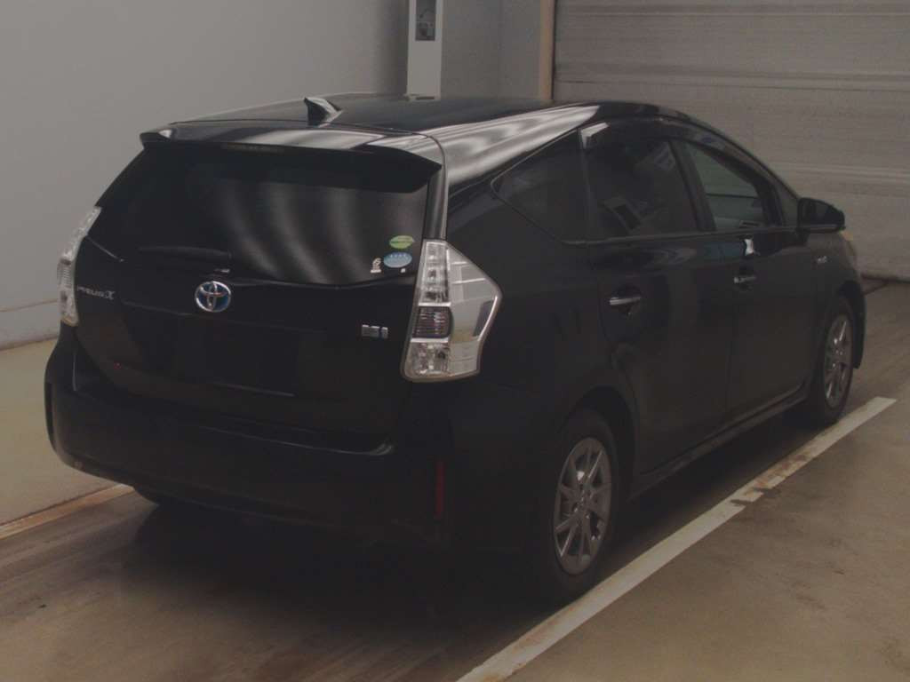 2013 Toyota Prius alpha ZVW41W[1]