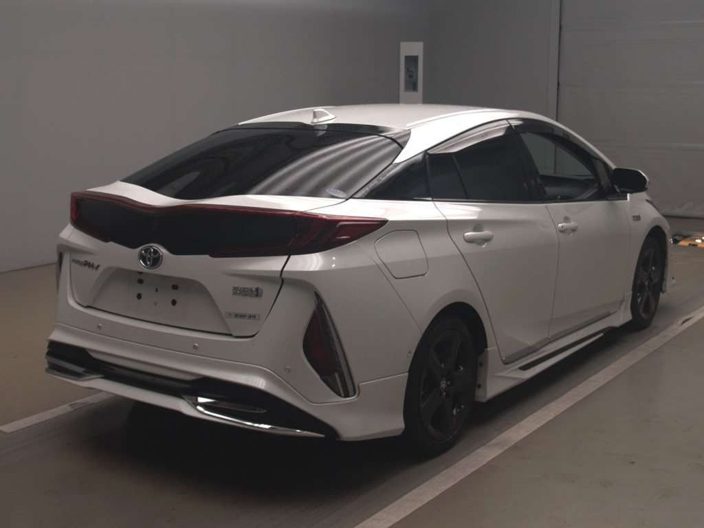 2017 Toyota Prius PHV ZVW52[1]