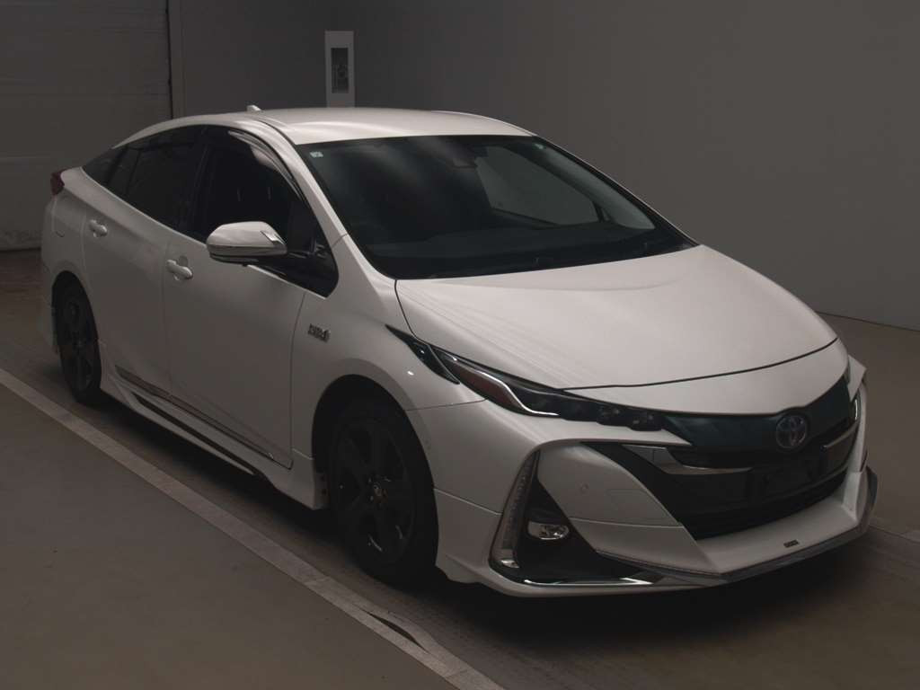 2017 Toyota Prius PHV ZVW52[2]