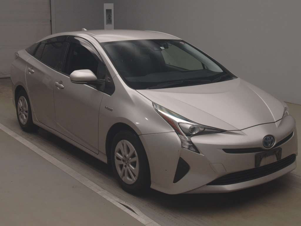 2017 Toyota Prius ZVW50[2]