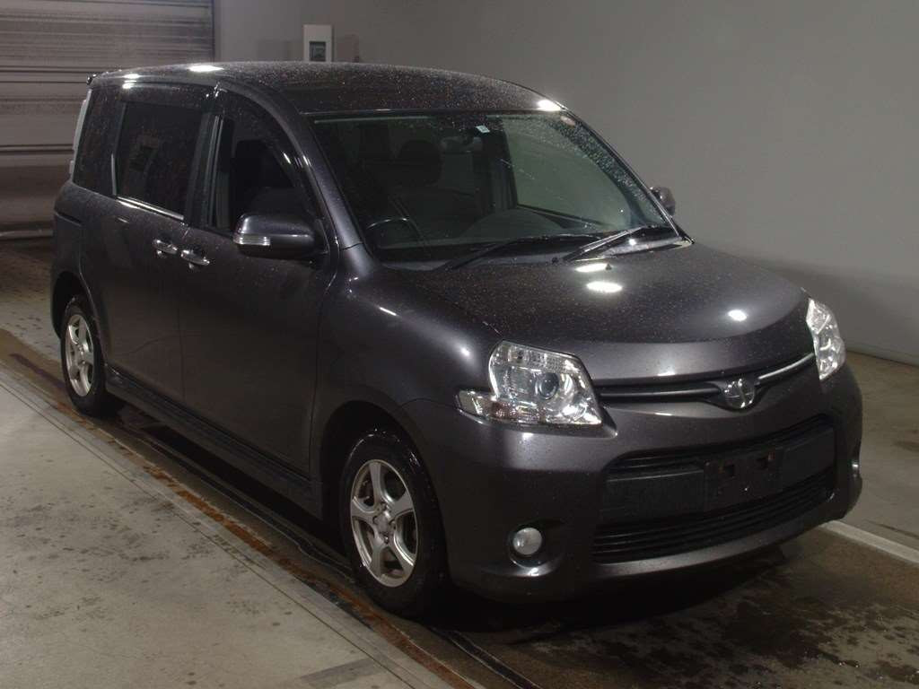 2011 Toyota Sienta NCP85G[2]