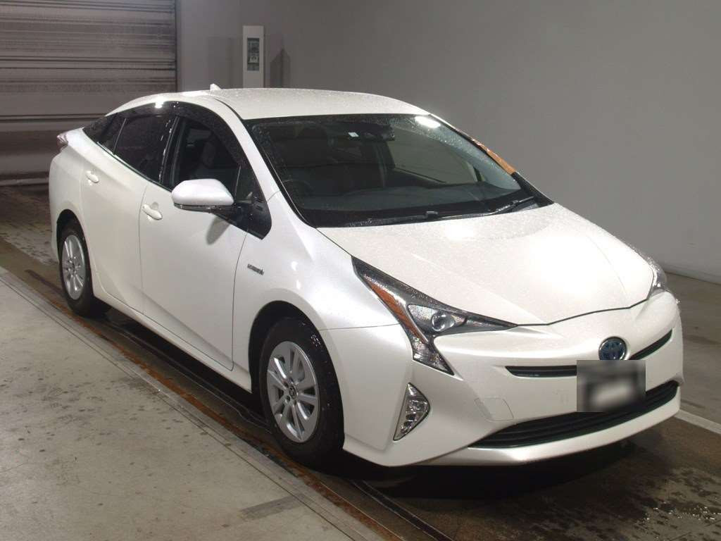 2016 Toyota Prius ZVW55[2]