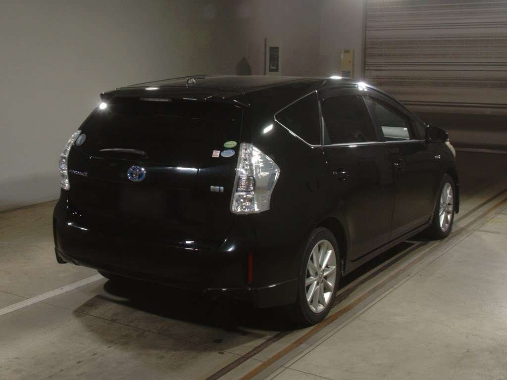 2013 Toyota Prius alpha ZVW41W[1]