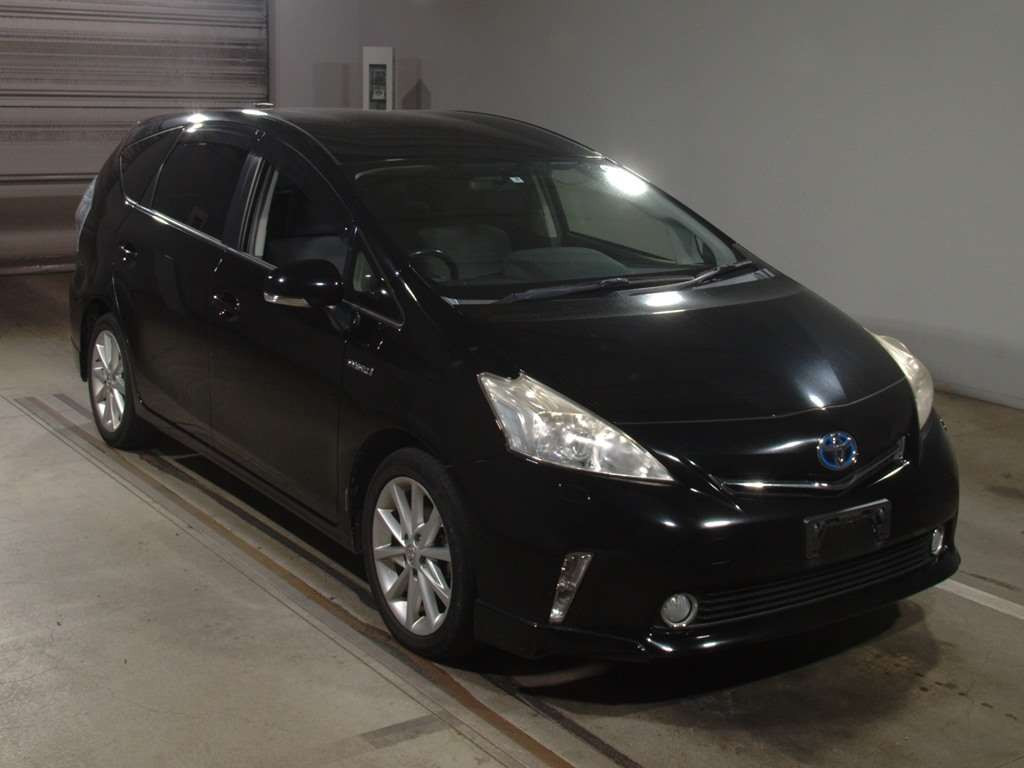 2013 Toyota Prius alpha ZVW41W[2]