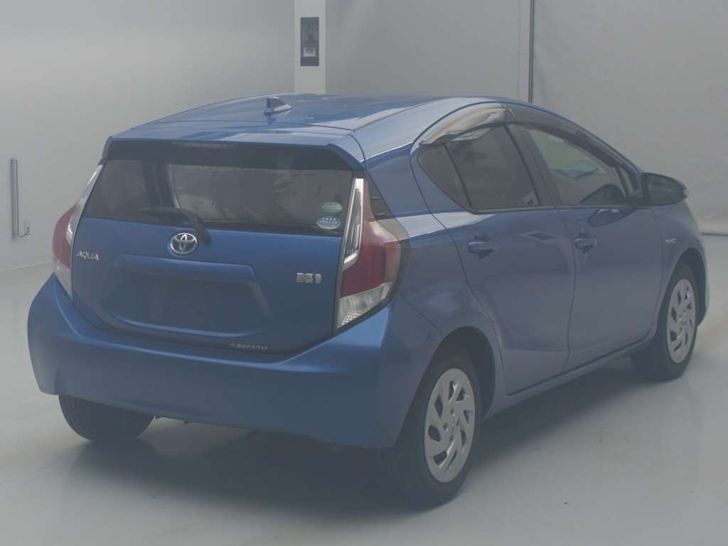 2016 Toyota Aqua NHP10[1]