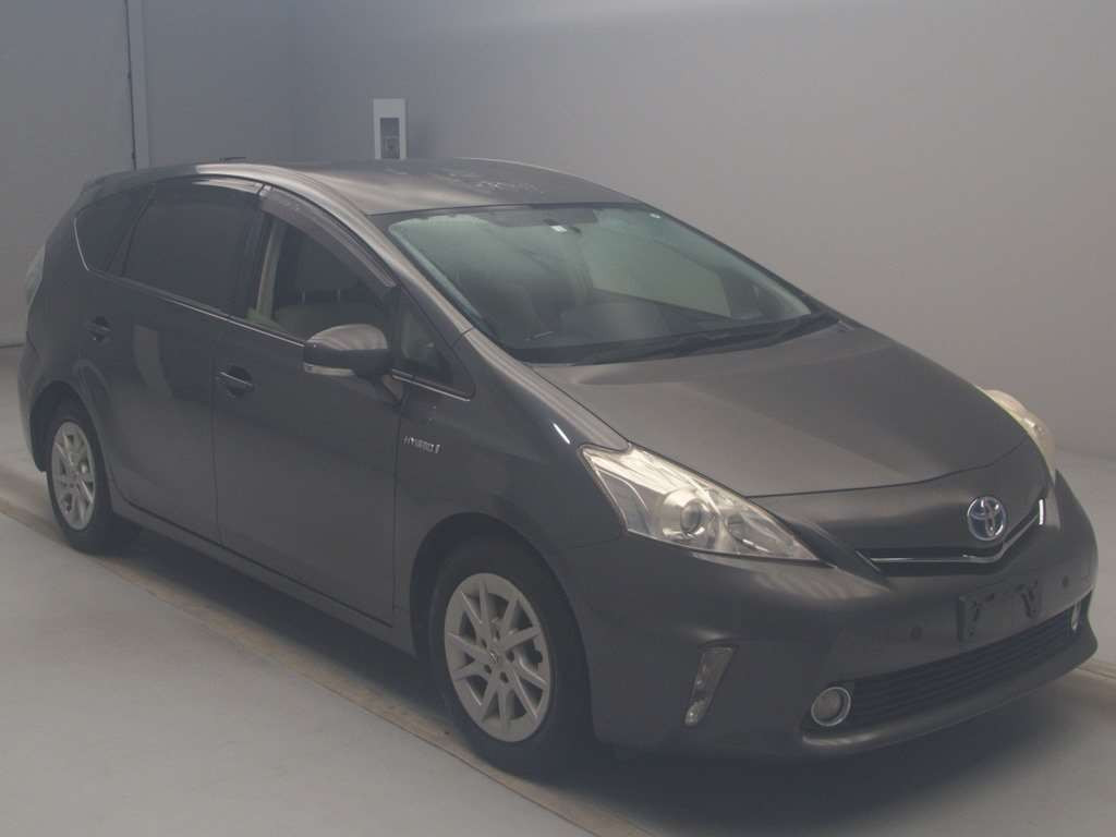 2012 Toyota Prius alpha ZVW41W[2]