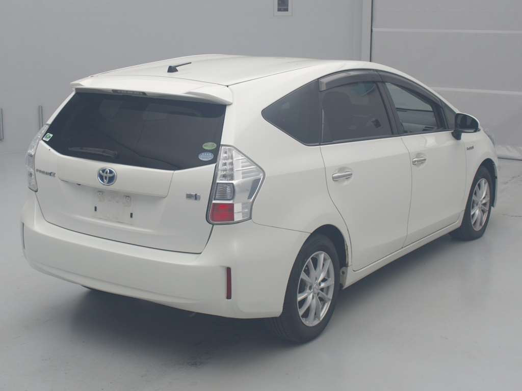 2013 Toyota Prius alpha ZVW41W[1]