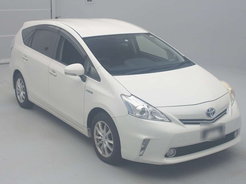 2013 Toyota Prius alpha ZVW41W[2]