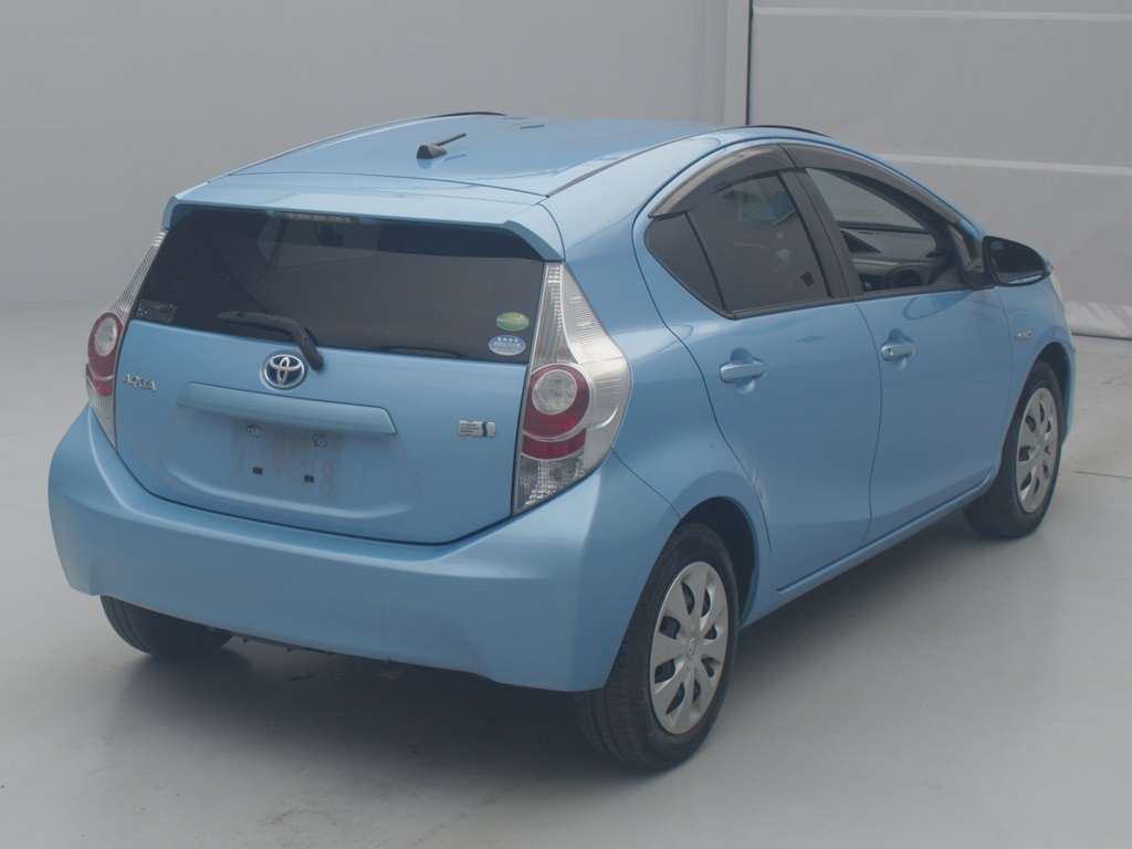 2014 Toyota Aqua NHP10[1]