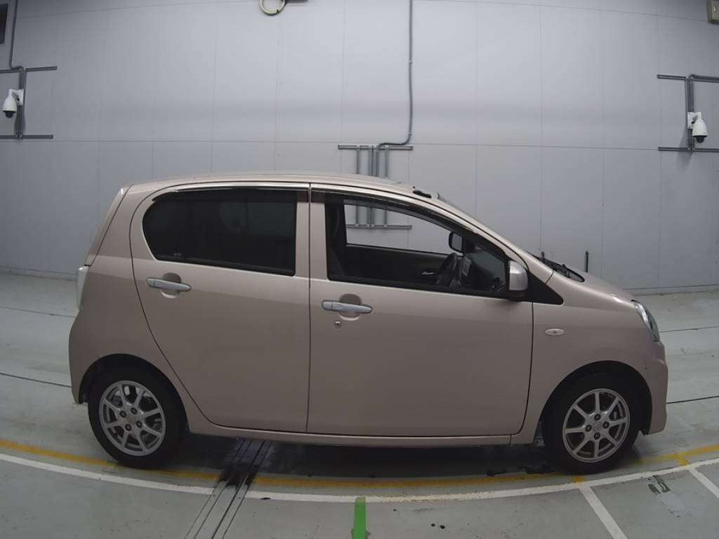 2013 Toyota Pixis Epoch LA300A[2]