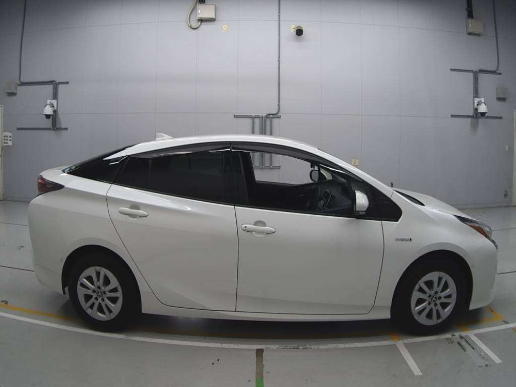 2018 Toyota Prius ZVW50[2]