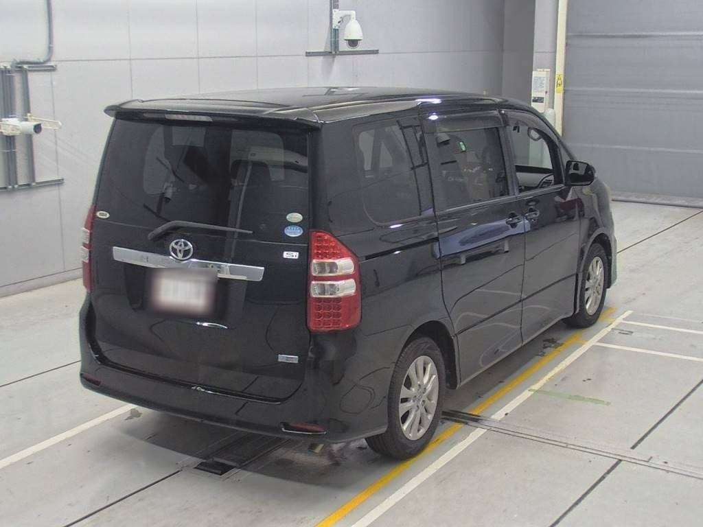 2011 Toyota Noah ZRR70W[1]