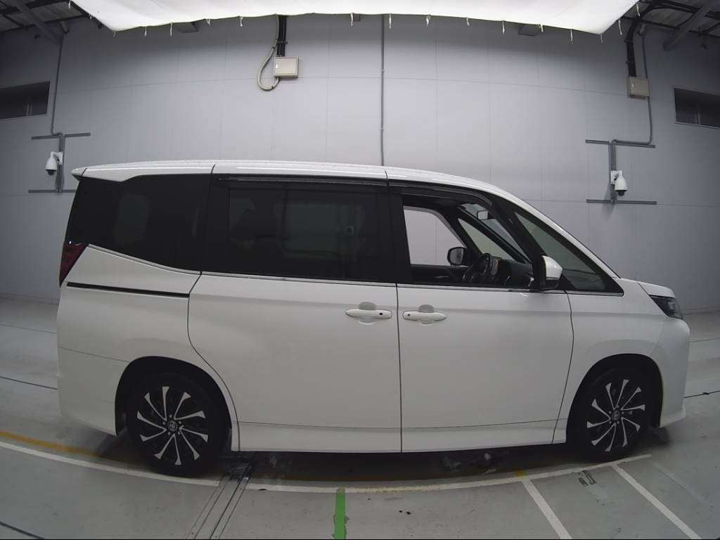 2023 Toyota Noah ZWR90W[2]