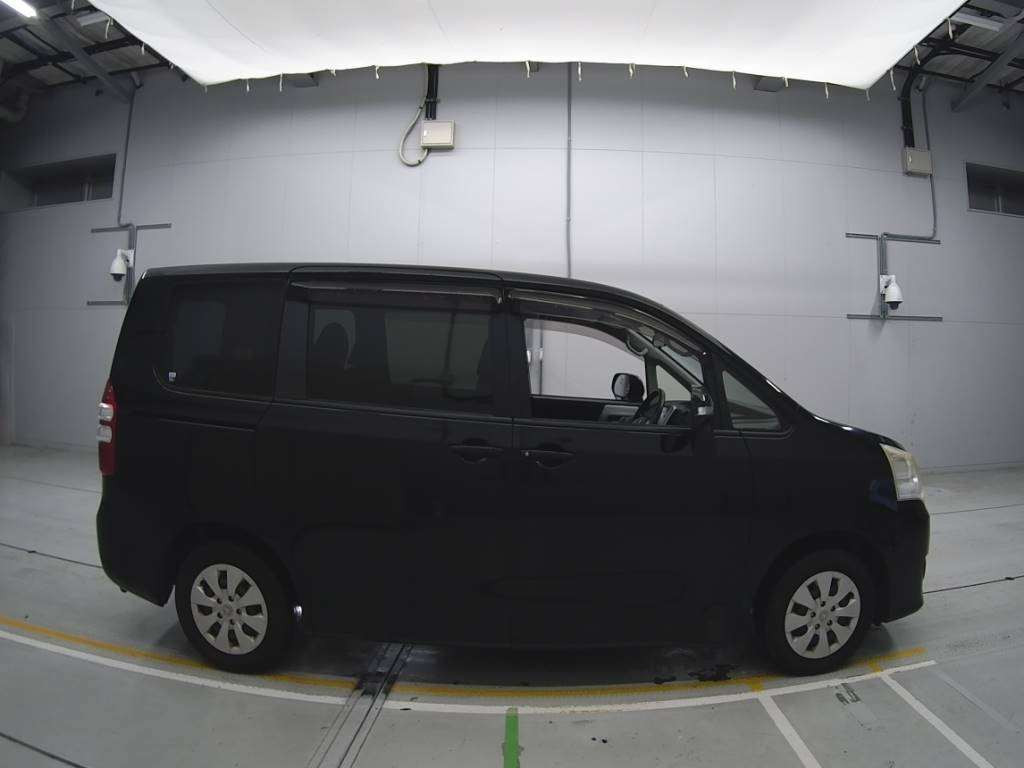 2013 Toyota Noah ZRR70G[2]