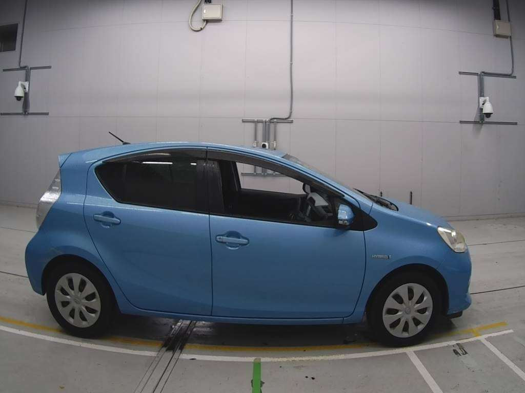 2013 Toyota Aqua NHP10[2]