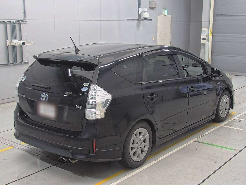 2011 Toyota Prius alpha ZVW41W[1]