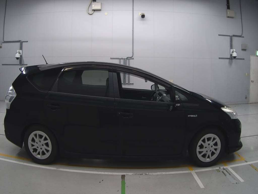 2011 Toyota Prius alpha ZVW41W[2]