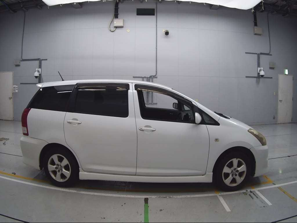 2005 Toyota Wish ZNE10G[2]