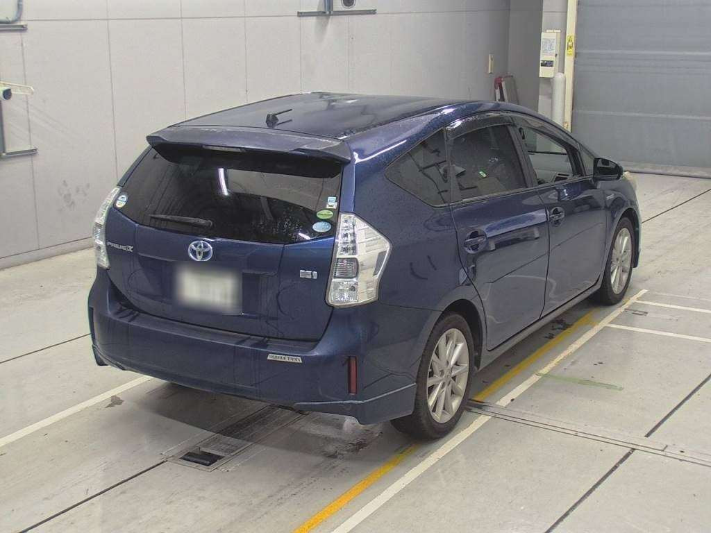 2012 Toyota Prius alpha ZVW41W[1]