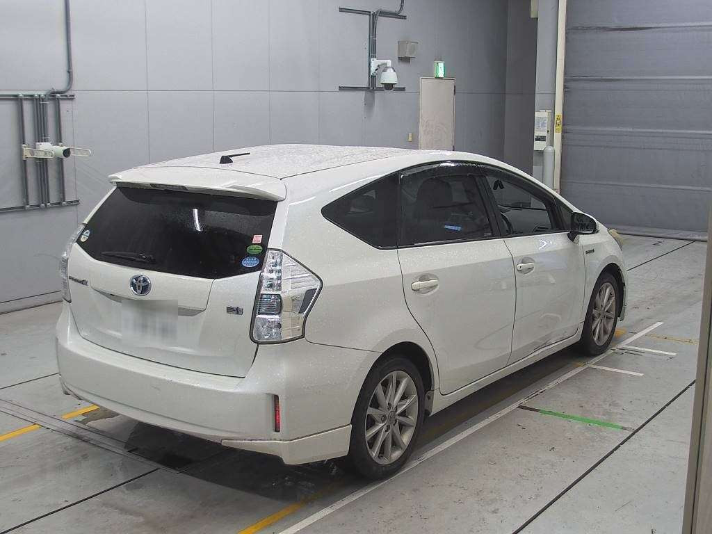 2013 Toyota Prius alpha ZVW40W[1]