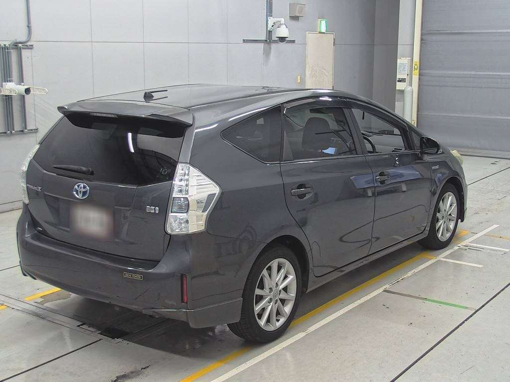 2013 Toyota Prius alpha ZVW41W[1]