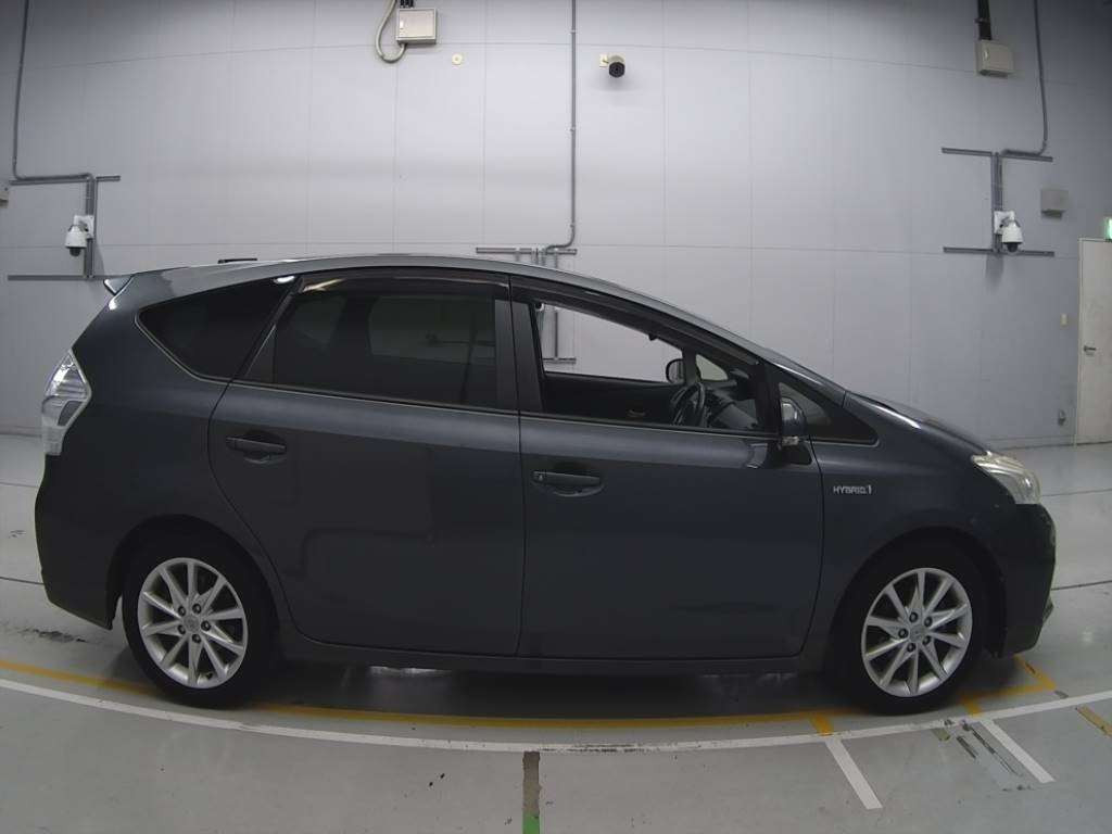 2013 Toyota Prius alpha ZVW41W[2]