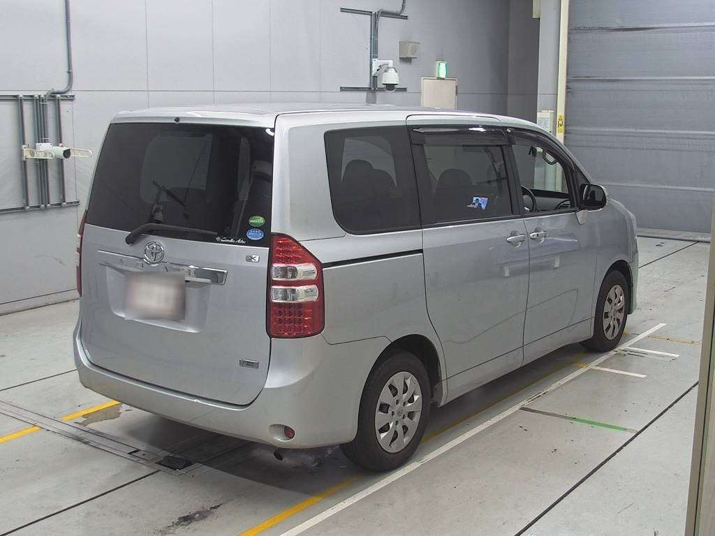 2013 Toyota Noah ZRR70G[1]